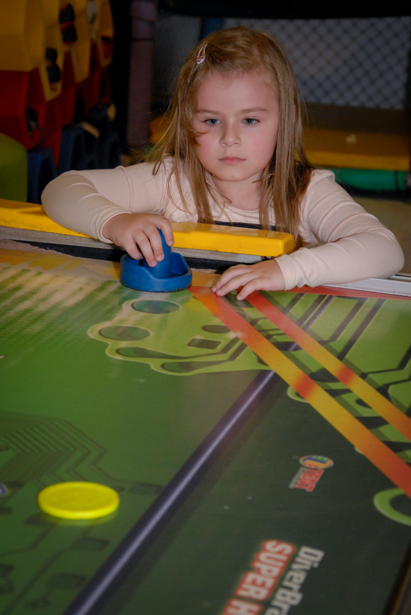 jogando futebol de mesa no Buffet Fábrica da Alegria, Morumbi, São Paulo