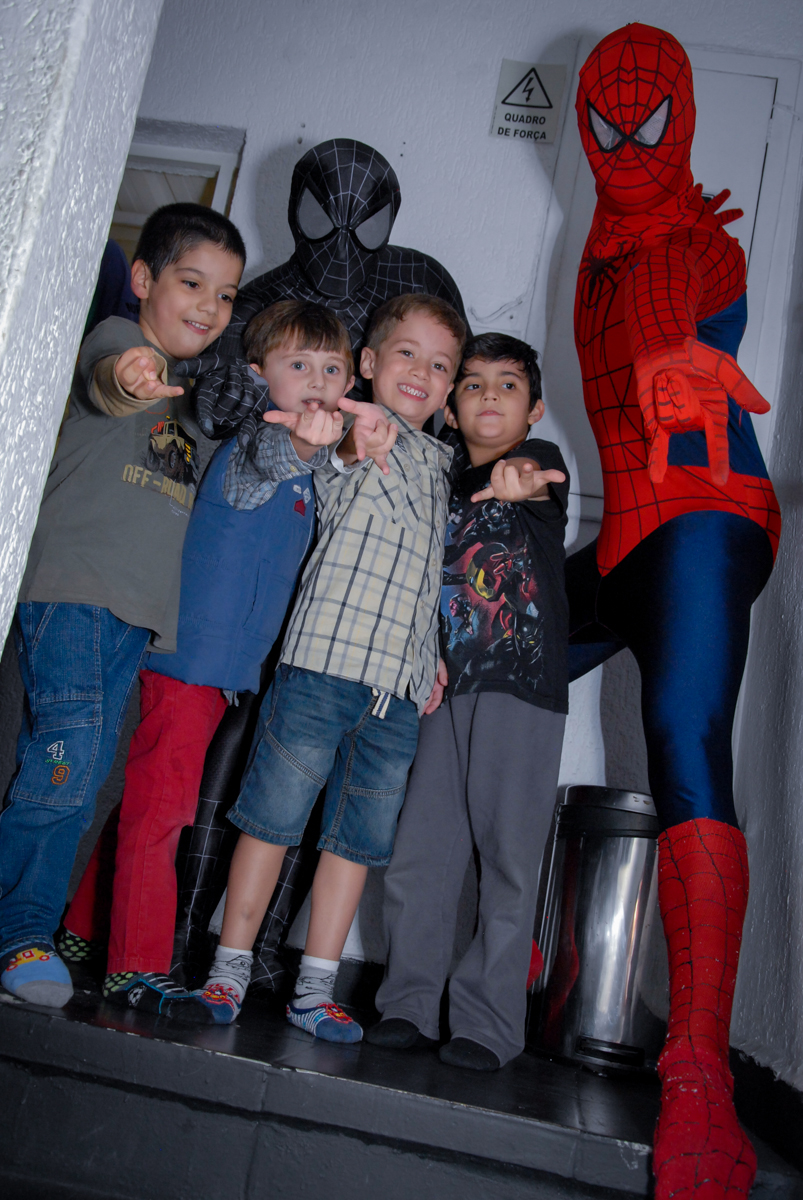 bagunça das crianças com o personagem homem aranha no Buffet Fábrica da Alegria, Morumbi, São Paulo