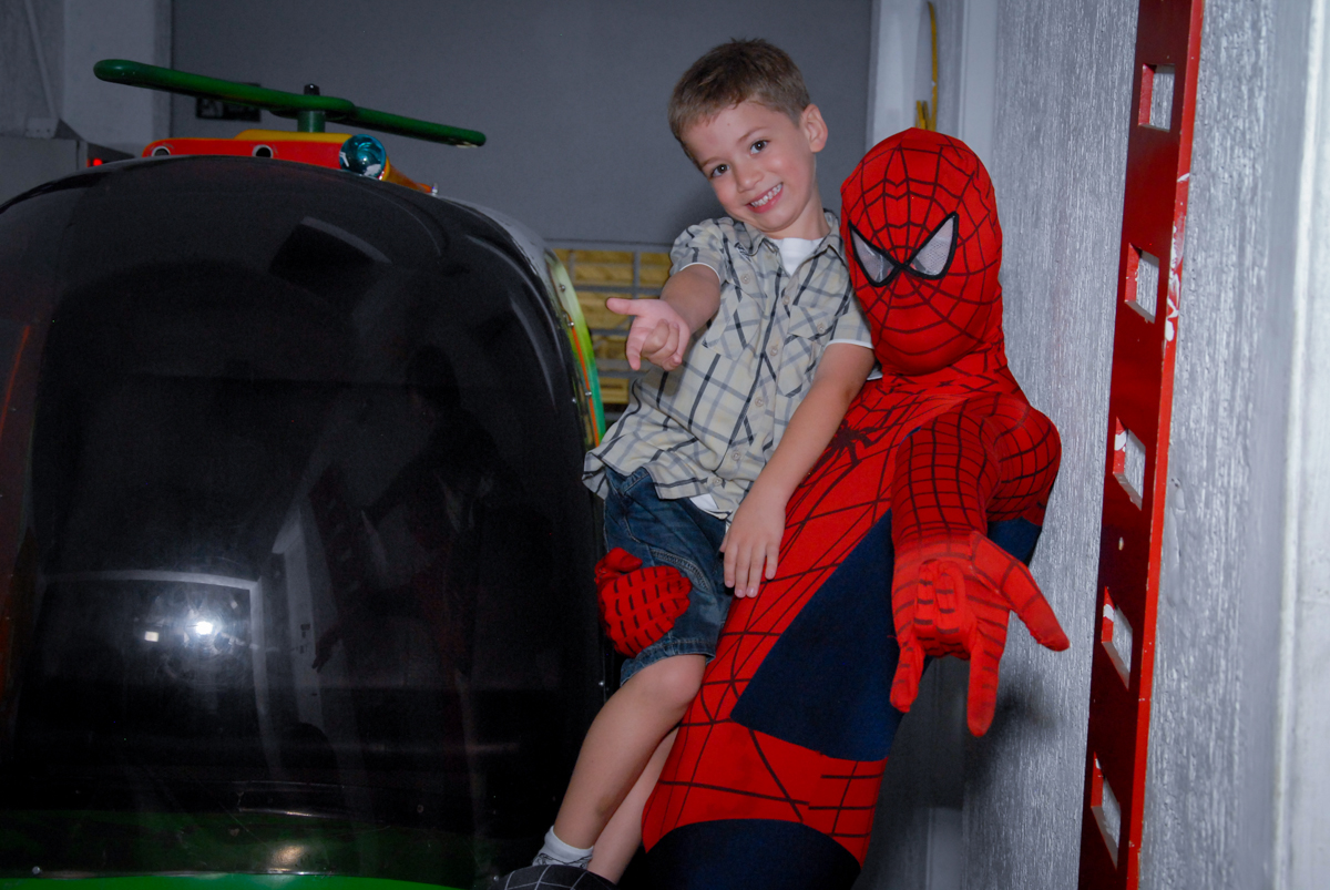 o aniversariante no colo do homem aranha no Buffet Fábrica da Alegria, Morumbi, São Paulo