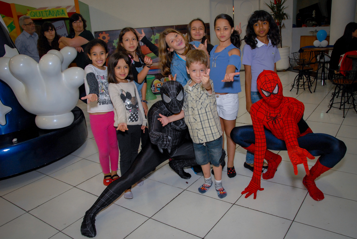todas as crianças se divertem com o personagem do homem aranha no Buffet Fábrica da Alegria, Morumbi, São Paulo