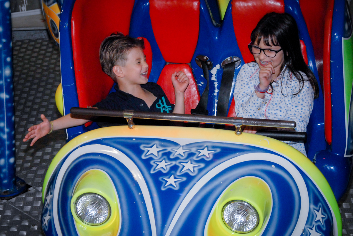 mais crianças se divertem no brinquedo jornada nas estrelas no Buffet Fábrica da Alegria, Morumbi, São Paulo