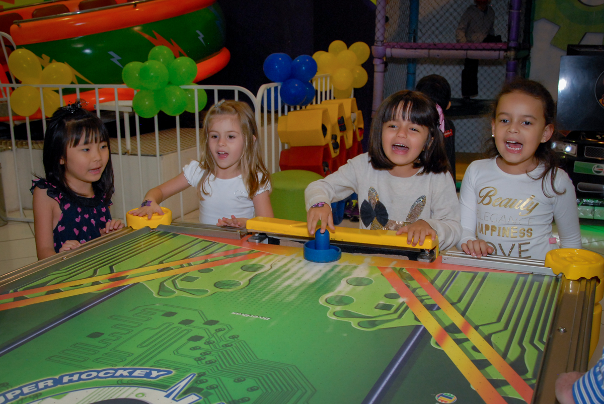 jogo de futebol de mesa no Buffet Fábrica da Alegria, Morumbi, São Paulo