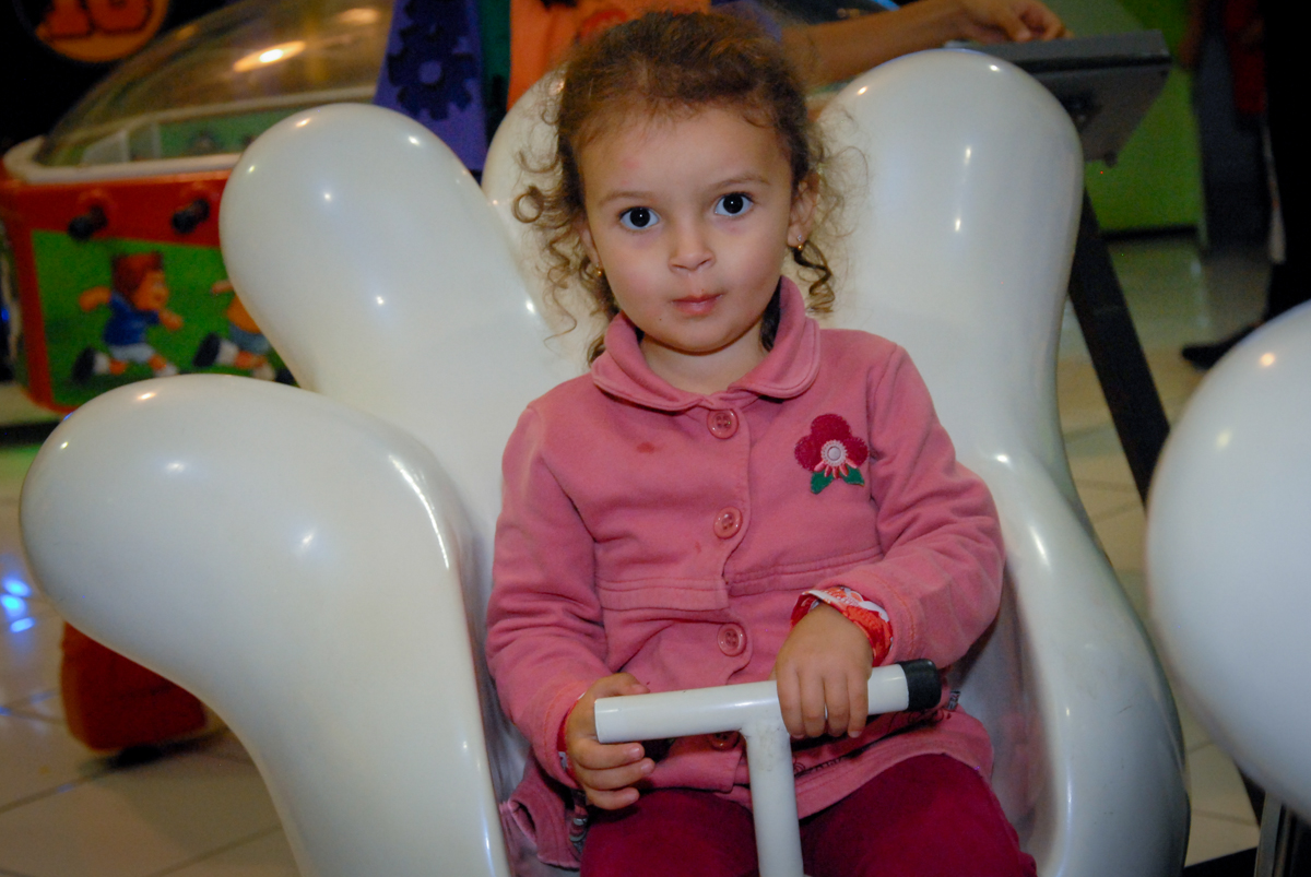 convidada girando no carrossel no Buffet Fábrica da Alegria, Morumbi, São Paulo