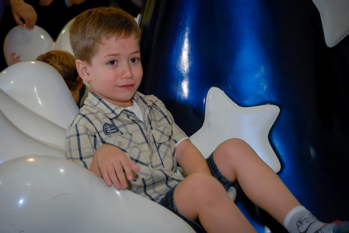aniversariante no carrossel no Buffet Fábrica da Alegria, Morumbi, São Paulo