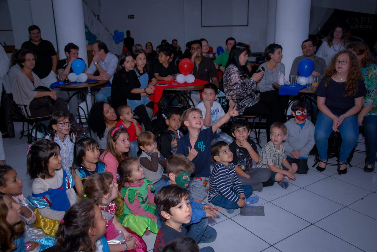 hora do show do homem aranha no Buffet Fábrica da Alegria, Morumbi, São Paulo