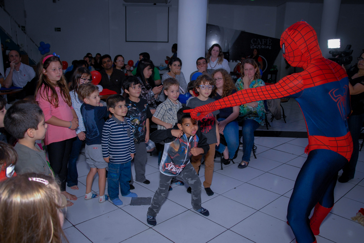 a criançada delira com o show do homem aranha no Buffet Fábrica da Alegria, Morumbi, São Paulo