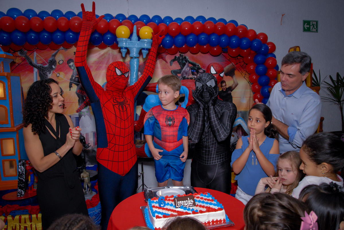 hora de cantar parabéns par o leonardo no Buffet Fábrica da Alegria, Morumbi, São Paulo