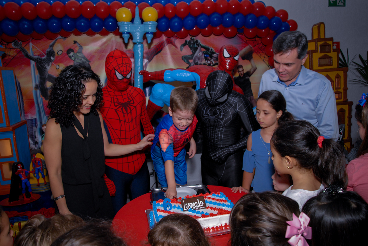 cortando o bolo de aniversário no Buffet Fábrica da Alegria, Morumbi, São Paulo