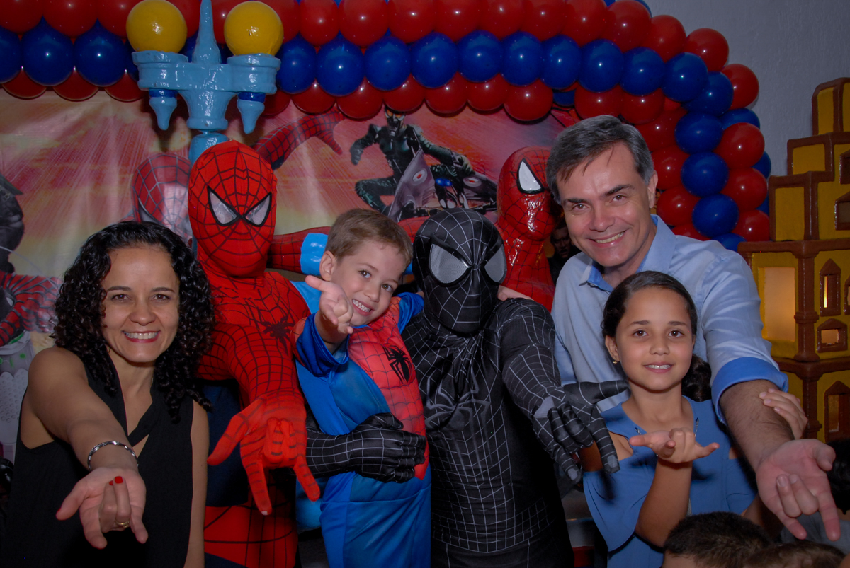 aniversariante com o homem aranha no v
