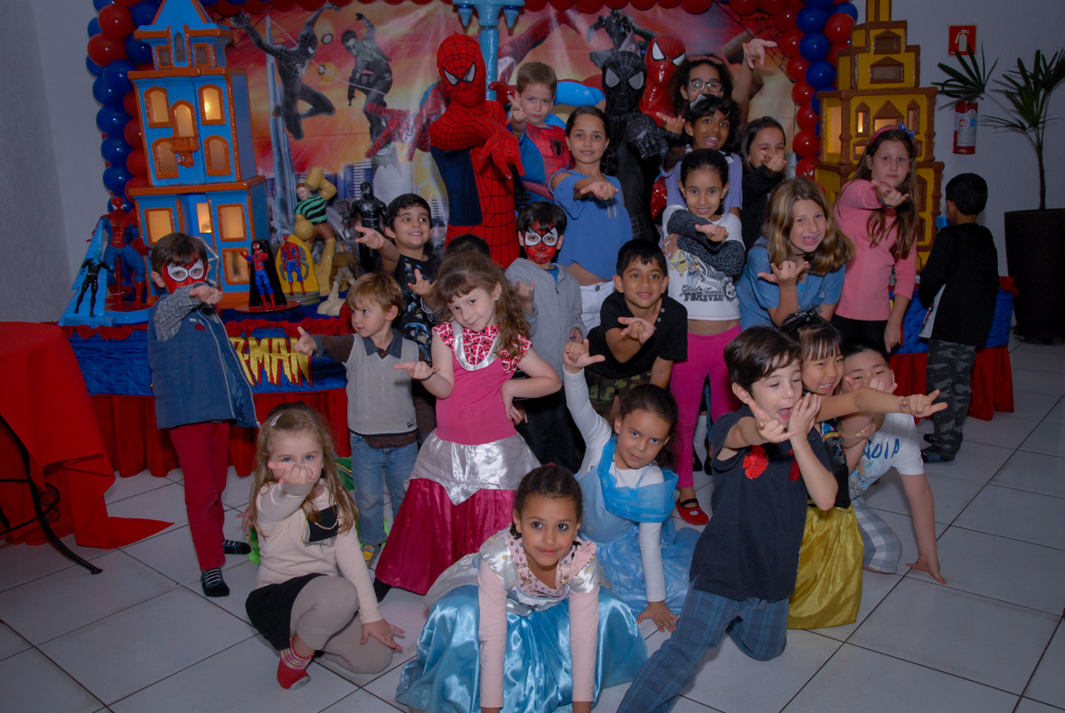 todas as crianças posam para foto com o homem aranha no Buffet Fábrica da Alegria, Morumbi, São Paulo