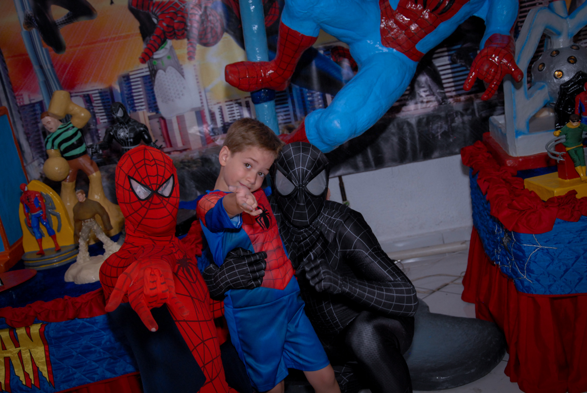 fim de festa aniversariante com o homem aranha no Buffet Fábrica da Alegria, Morumbi, São Paulo