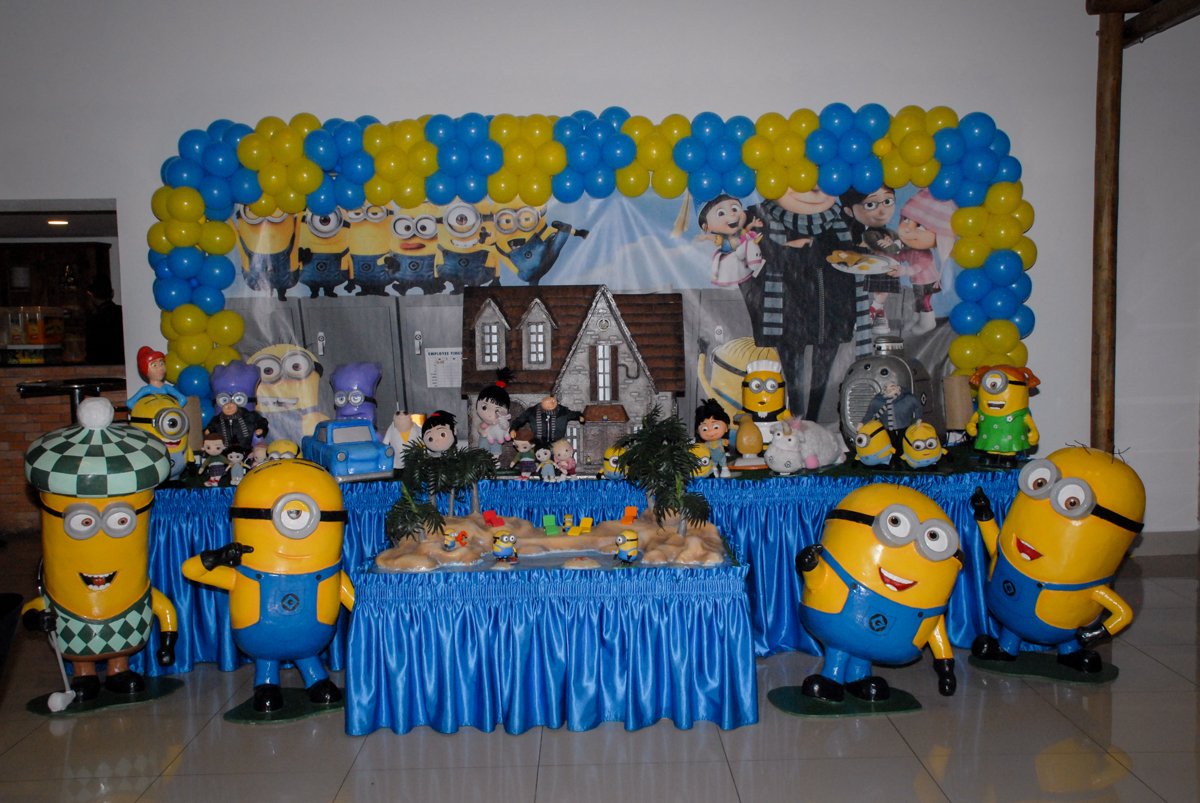 mesa decorada meu malvado favorito no buffet spasso dourado, pirituba, são paulo