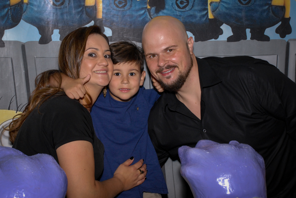 foto de pedro henrique com seus pais na mesa decorada meu malvado favorito no buffet spasso dourado, pirituba, são paulo
