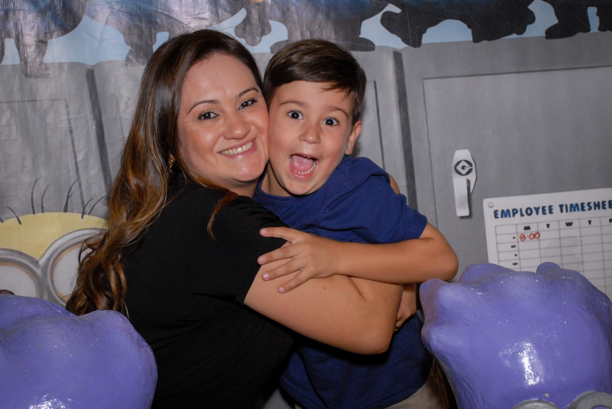 o aniversariante recebe abraço gostoso de sua mãe no buffet spasso dourado, pirituba, são paulo
