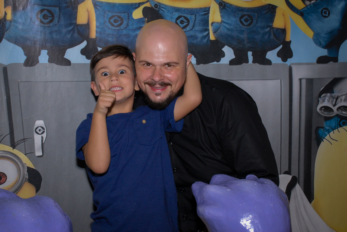 papai também ganha abraço do aniversariante no buffet spasso dourado, pirituba, são paulo