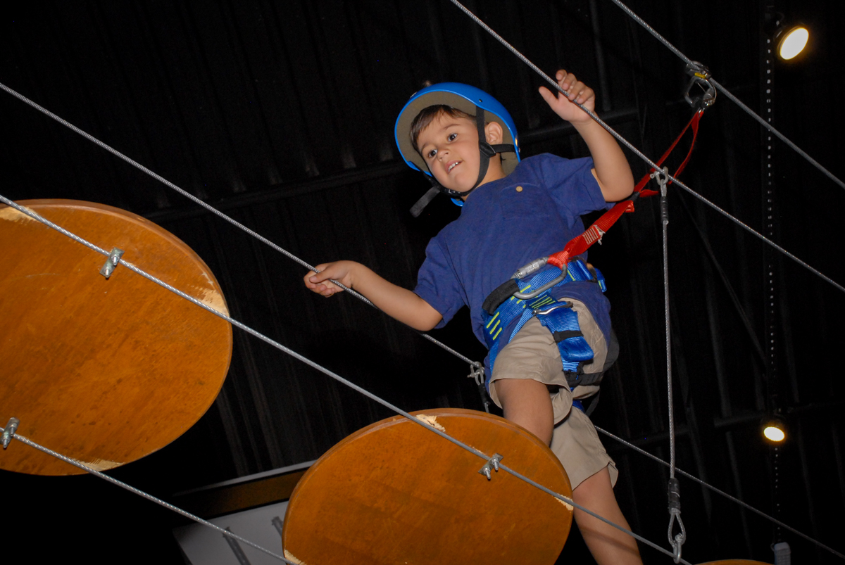 o aniversariante brinca no arvorismo no buffet spasso dourado, pirituba, são paulo