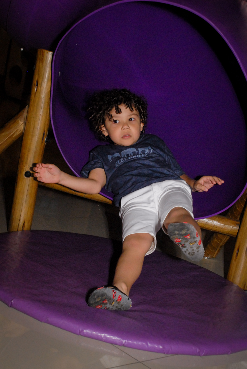 convidado se diverte no escorregador no buffet spasso dourado, pirituba, são paulo