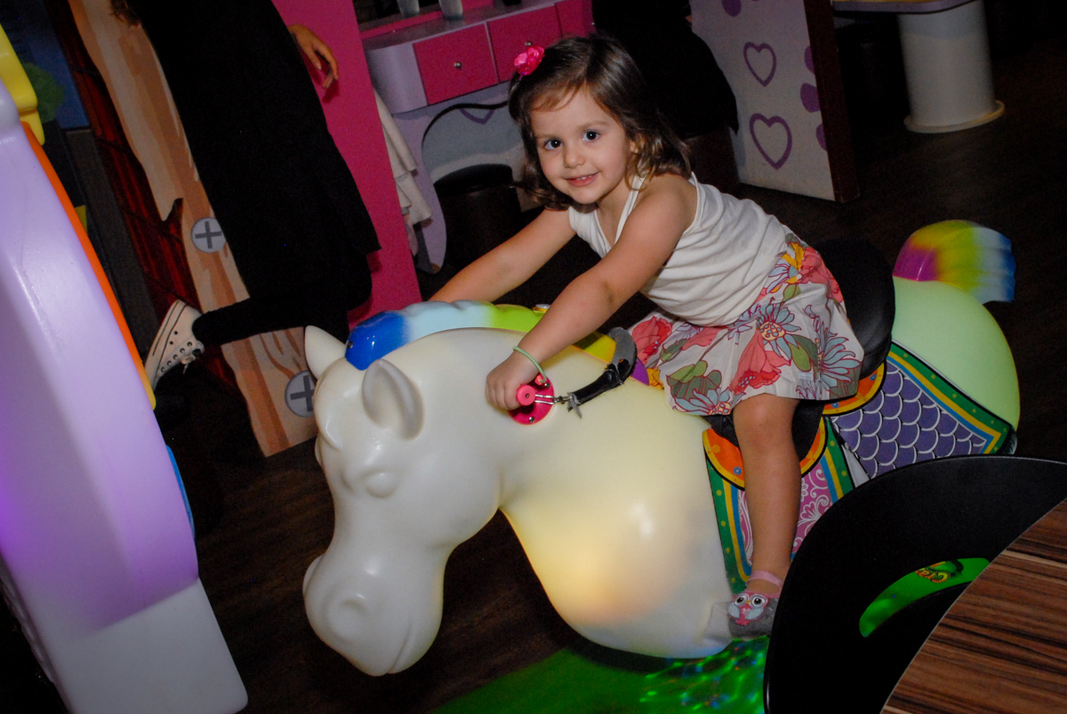 amiguinha brinca no cavalinho no buffet spasso dourado, pirituba, são paulo