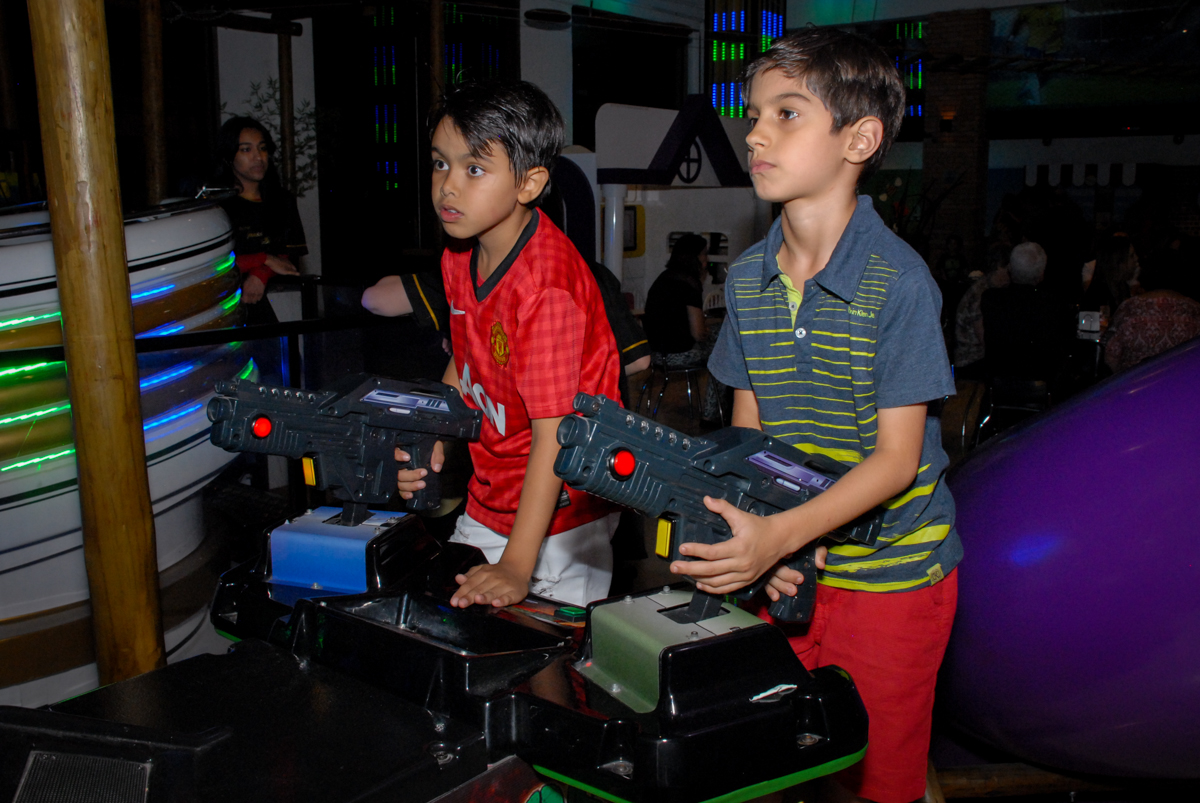 jogando game na festa de aniversário do pedro henrique no buffet spasso dourado, pirituba, são paulo