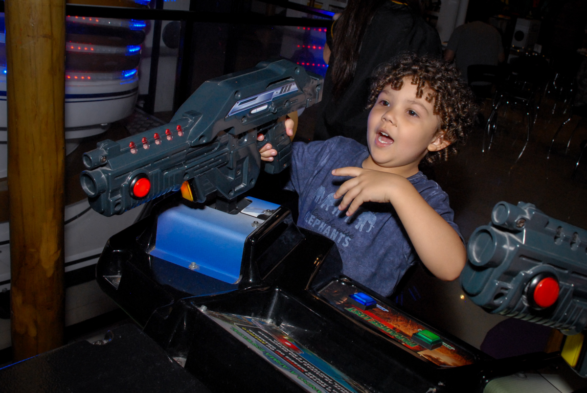 jogo animado dos colegas na festa de aniversário do pedro henrique no buffet spasso dourado, pirituba, são paulo