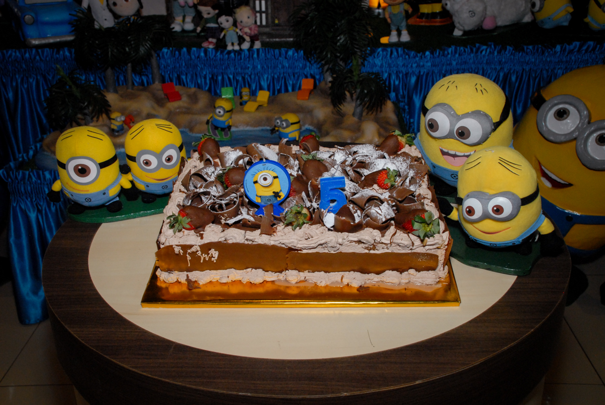 bolo de aniversário tema meu malvado favorito no buffet spasso dourado, pirituba, são paulo