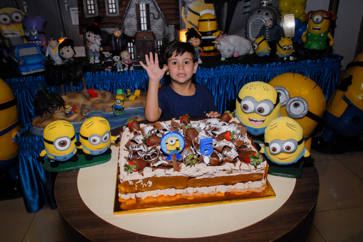 foto do aniversariante atras do bolo meu malvado favorito no buffet spasso dourado, pirituba, são paulo