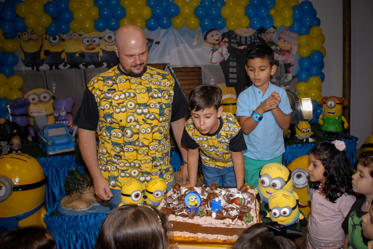 soprando a velinha do bolo meu malvado favorito no buffet spasso dourado, pirituba, são paulo