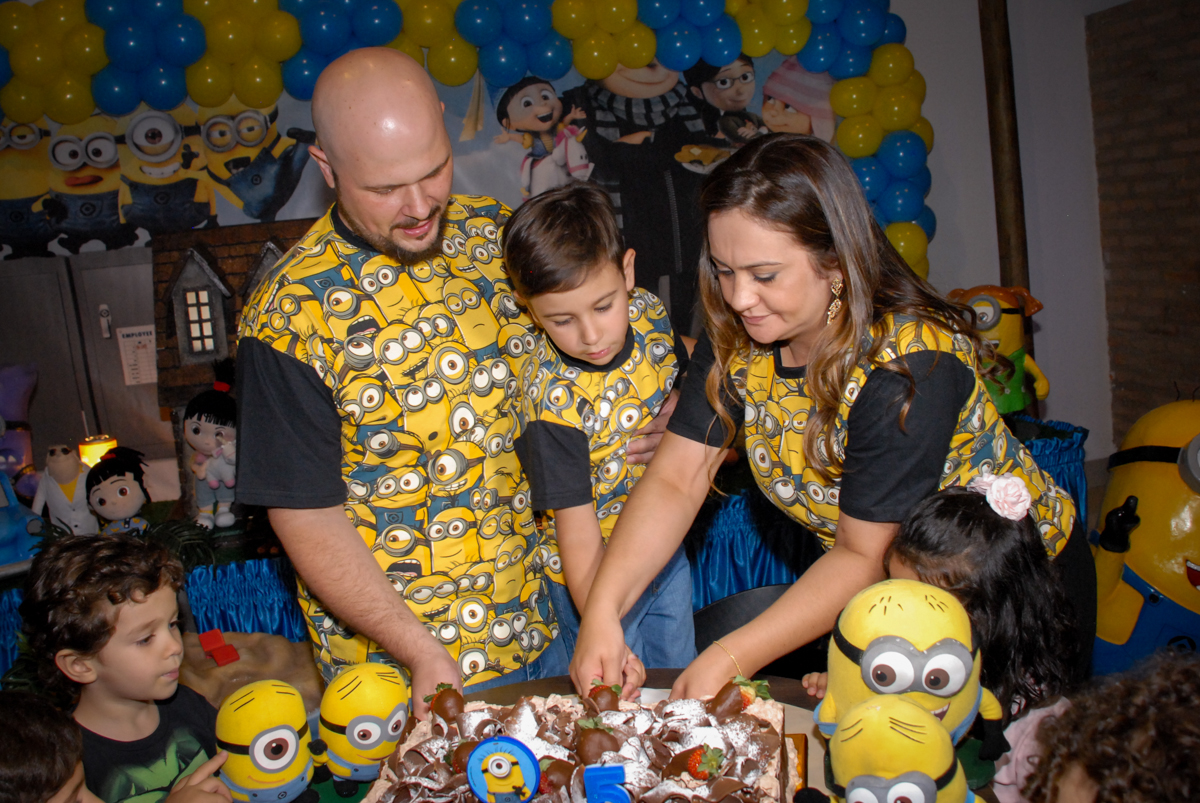 hora de cortar o bolo na festa de aniversário do pedro henrique no buffet spasso dourado, pirituba, são paulo