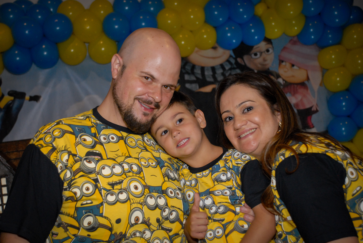 foto da família na mesa decorada meu malvado favorito no buffet spasso dourado, pirituba, são paulo