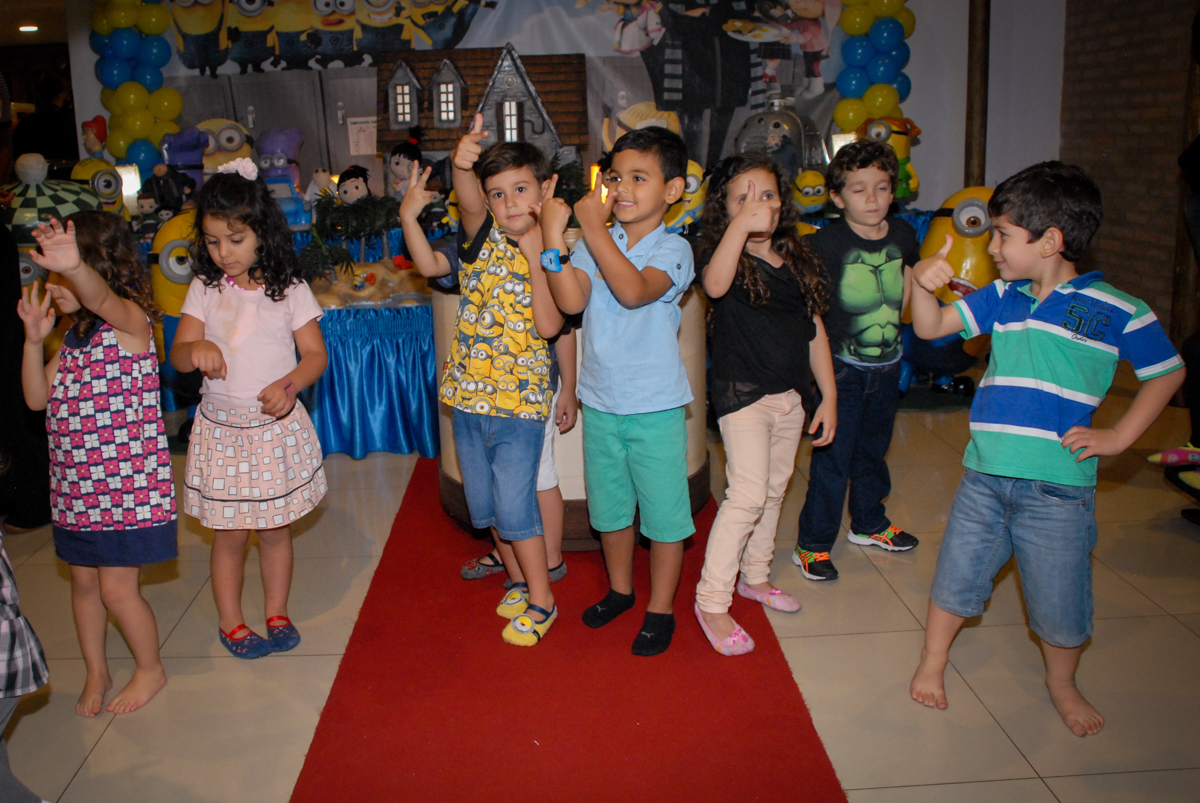 hora de  reunir rodos os amigos para a foto no buffet spasso dourado, pirituba, são paulo