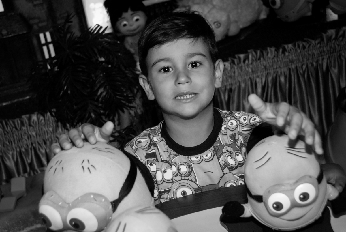 aniversariante esta muito feliz com u festa no buffet spasso dourado, pirituba, são paulo