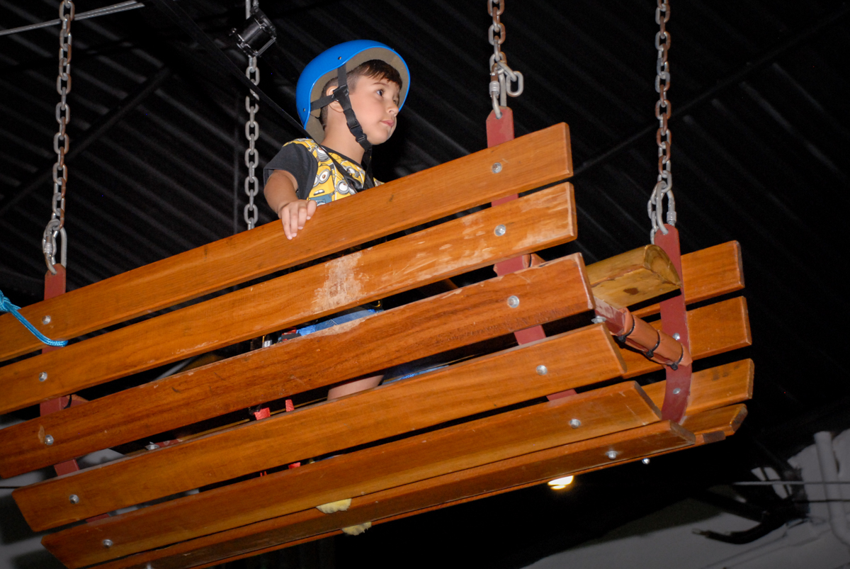 o aniversariante se despede da festa no brincado no arvorismo no buffet spasso dourado, pirituba, são paulo
