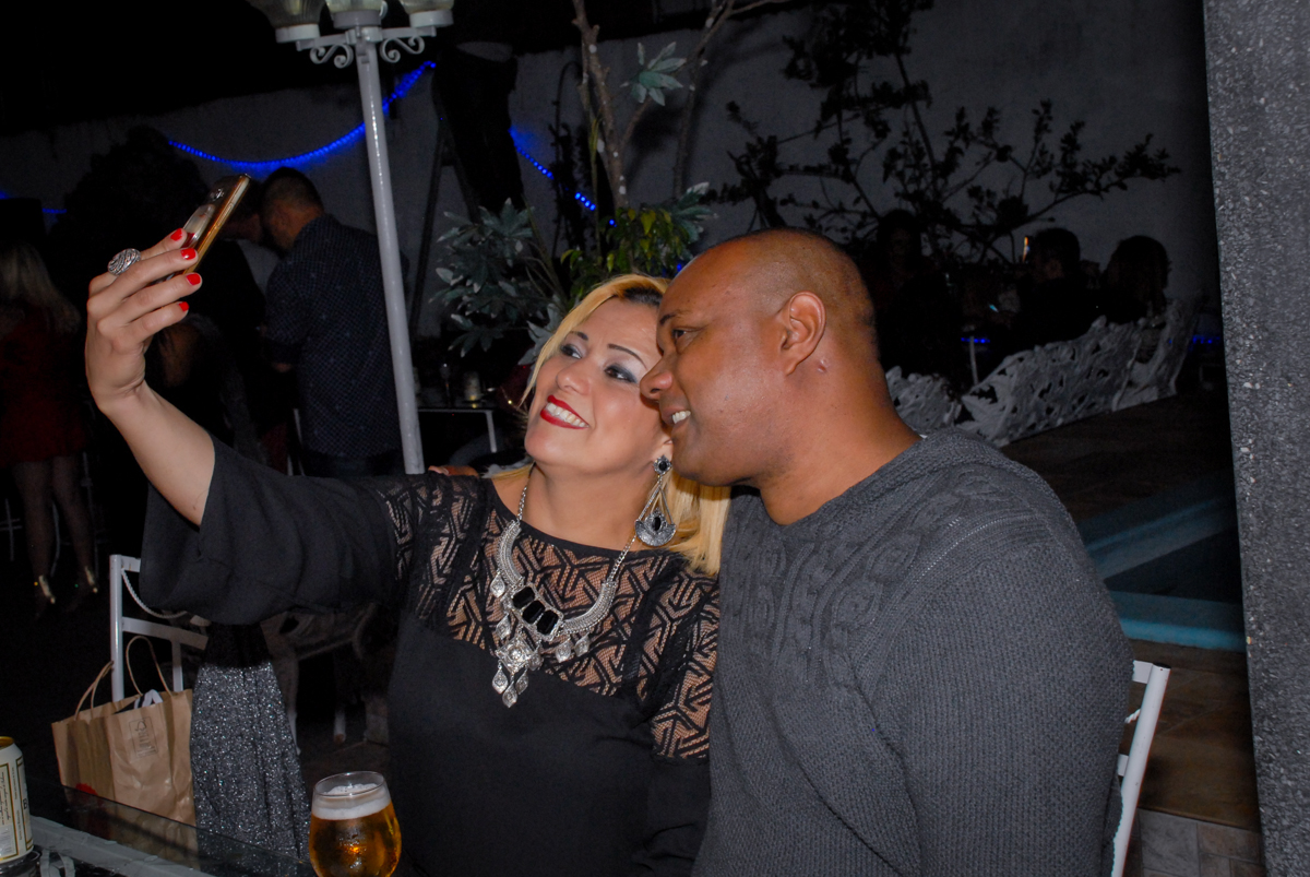 convidados fazem self festa em condomínio Morumbi