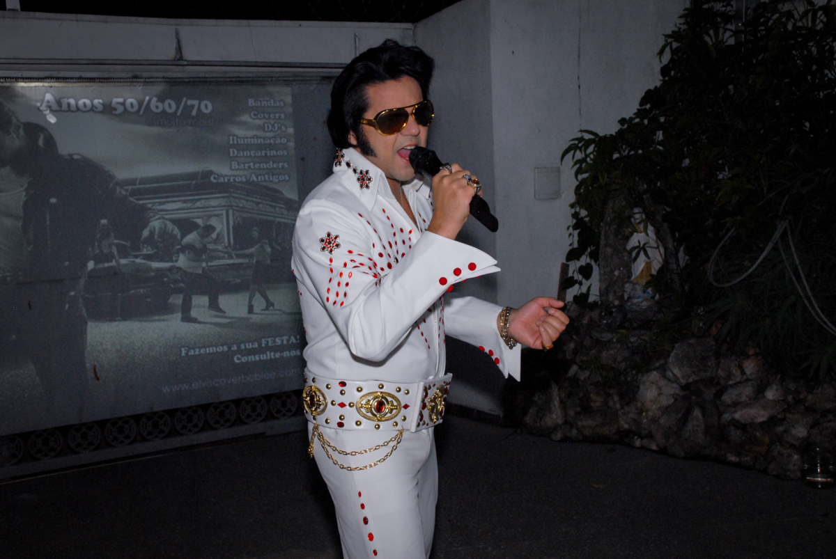 o show do cover do elvis presley agrada festa em condomínio Morumb