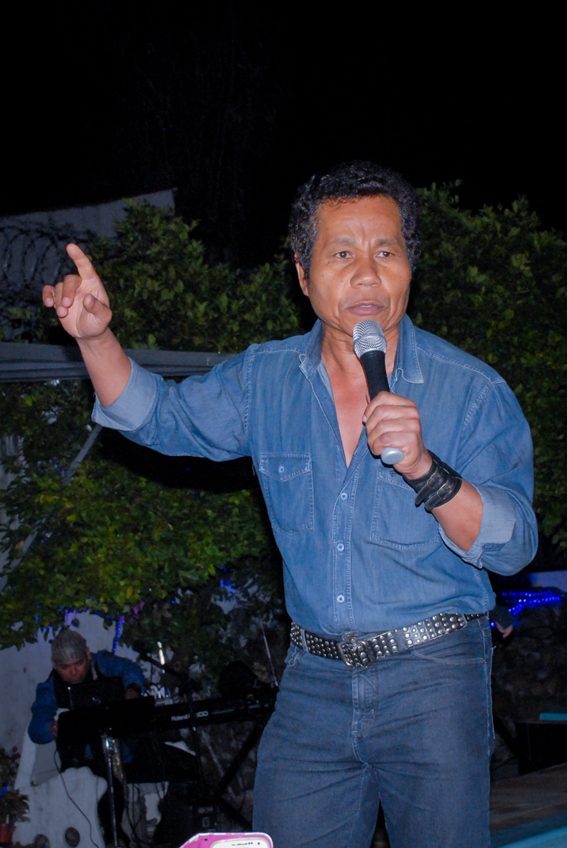 cantores participam da festa festa em condomínio Morumb