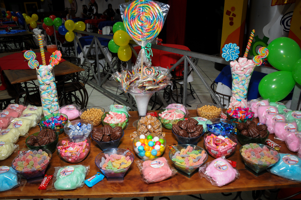 mesa de guloseimas no buffet fábrica da alegria, osasco, sp