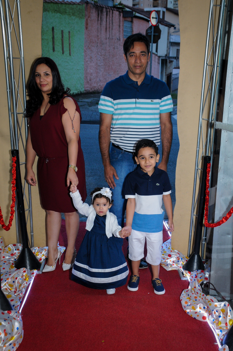 entrada da família para festa do Gabriel e da Giulia