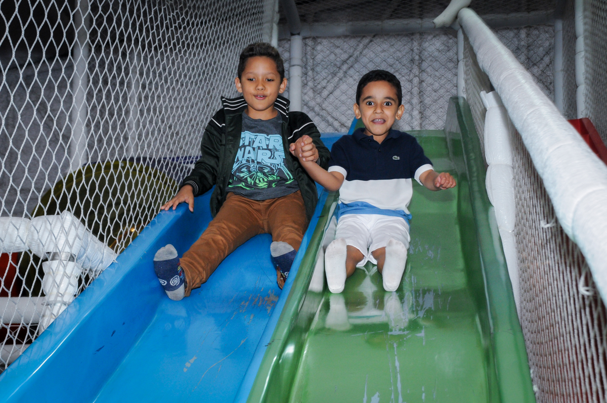 brincando no escorregador no buffet fábrica da alegria, osasco, sp