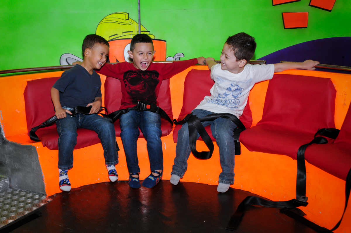 a criançada se  diverte no labamba no buffet fábrica da alegria, osasco, sp
