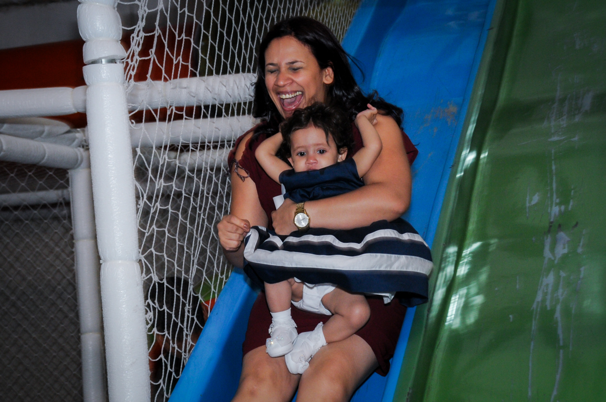 a mãe do aniversariante no escorregador no buffet fábrica da alegria, osasco, sp