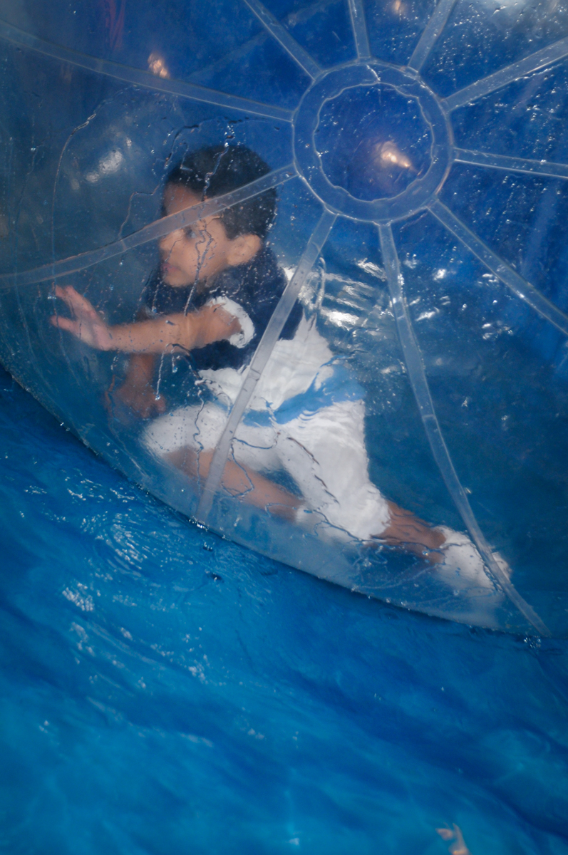 difícil ficar de pé na bola no buffet fábrica da alegria, osasco, sp