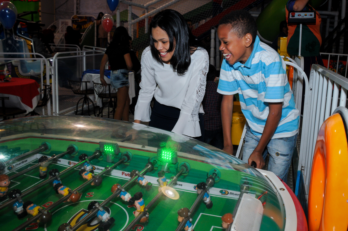 jogo de futebol divertido no buffet fábrica da alegria, osasco, sp