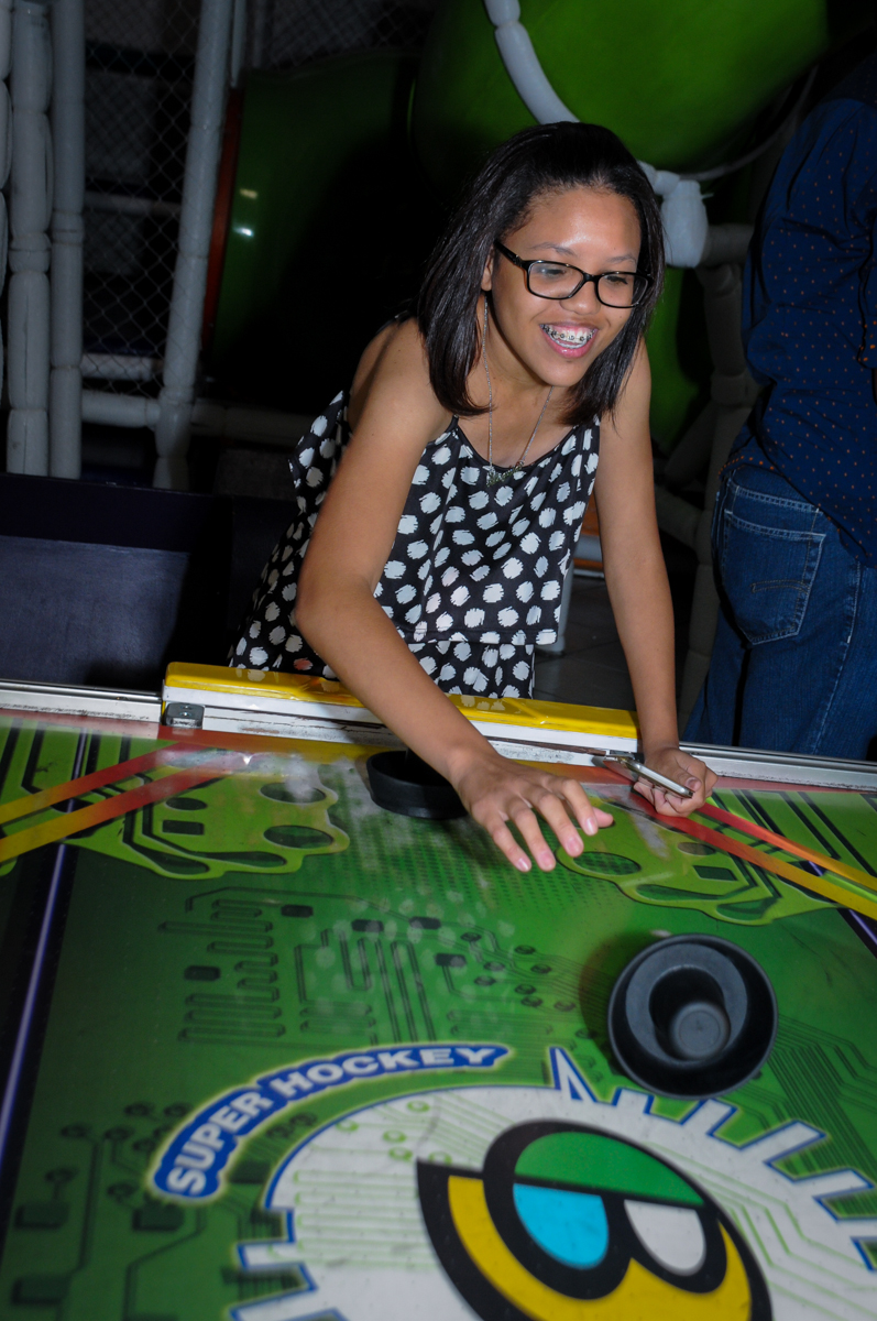 convidados brincam com o jogo com disco no buffet fábrica da alegria, osasco, sp