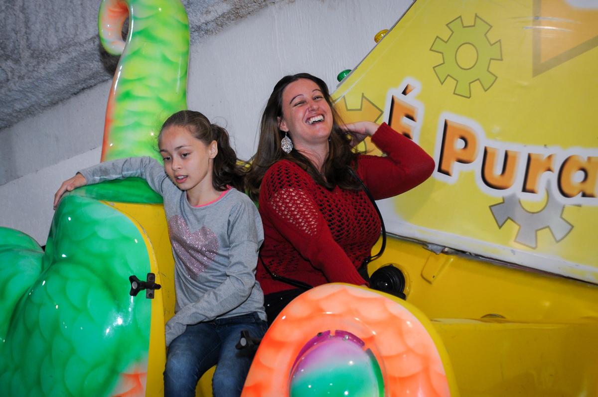 convidados também aproveitam os brinquedos no buffet fábrica da alegria, osasco, sp