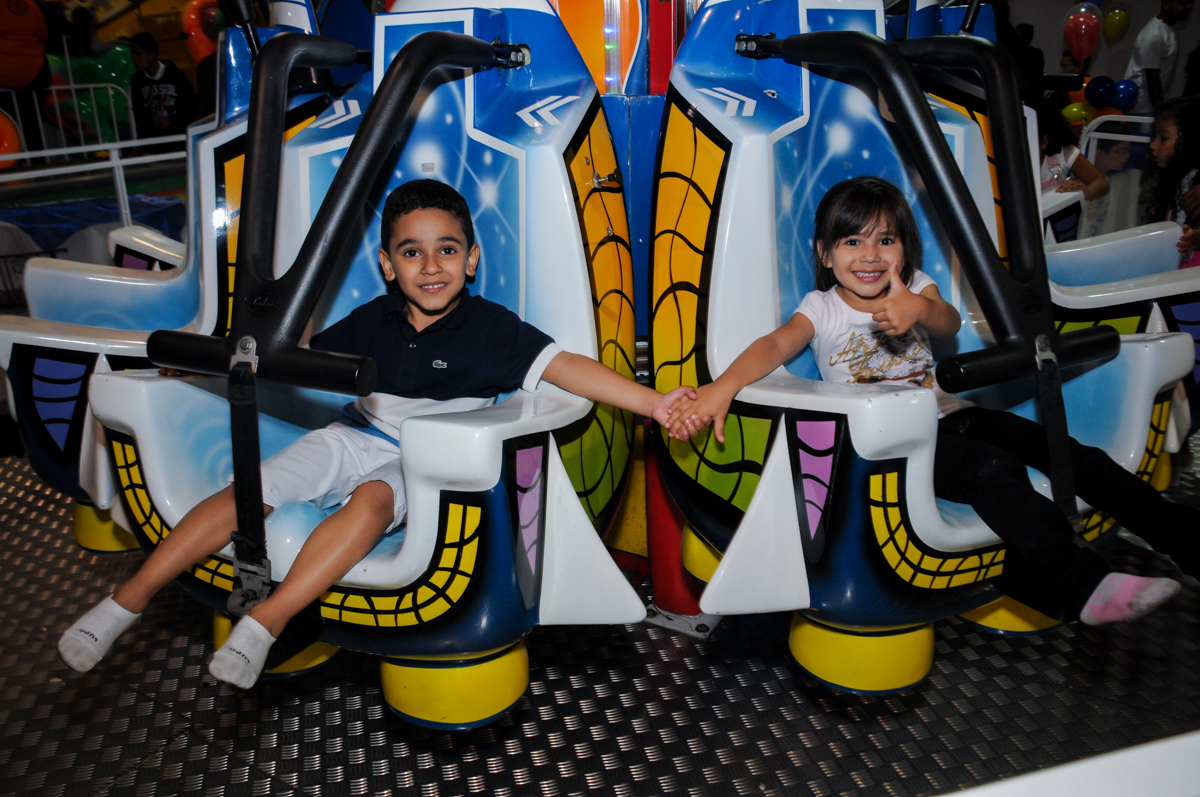 O elevador é uma atração muito apreciada pelos convidados no buffet fábrica da alegria, osasco, sp