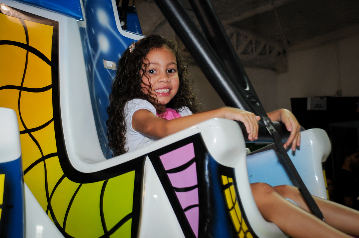 as crianças também brincam no elevador no buffet fábrica da alegria, osasco, sp