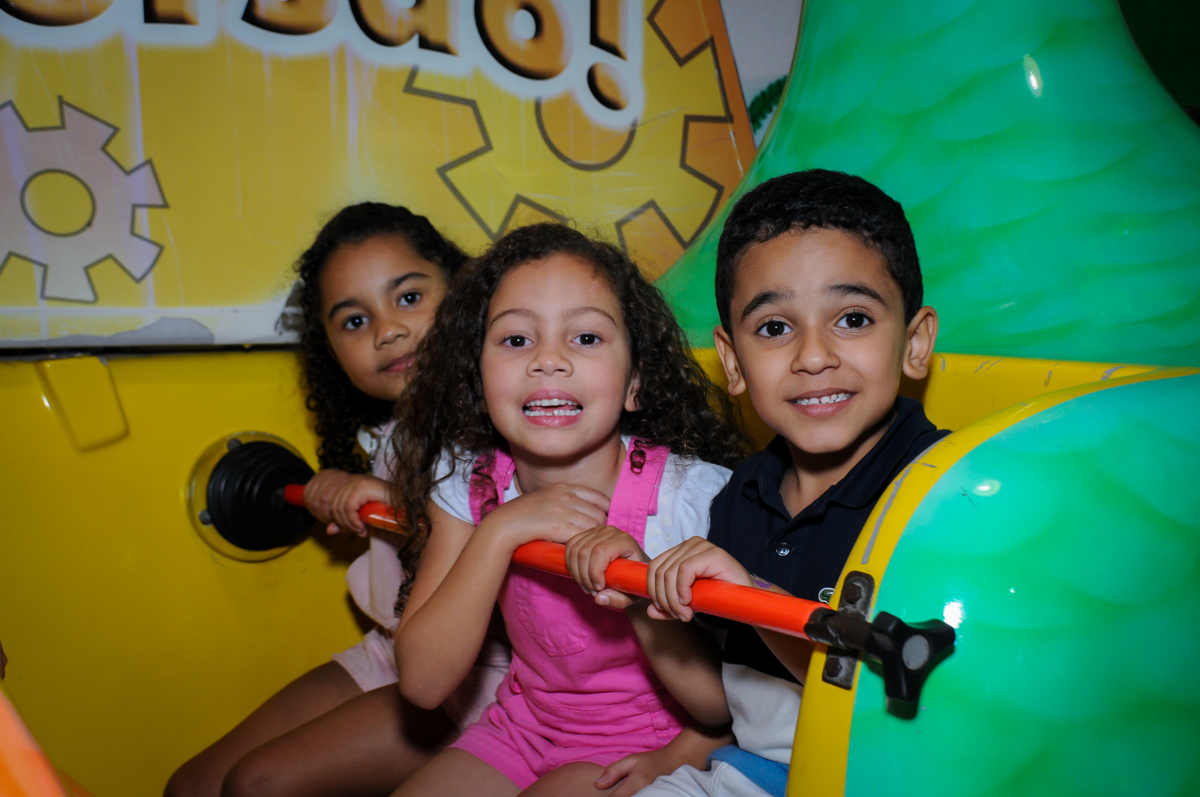 agora é a vez da criançada curtir o barco vick no buffet fábrica da alegria, osasco, sp