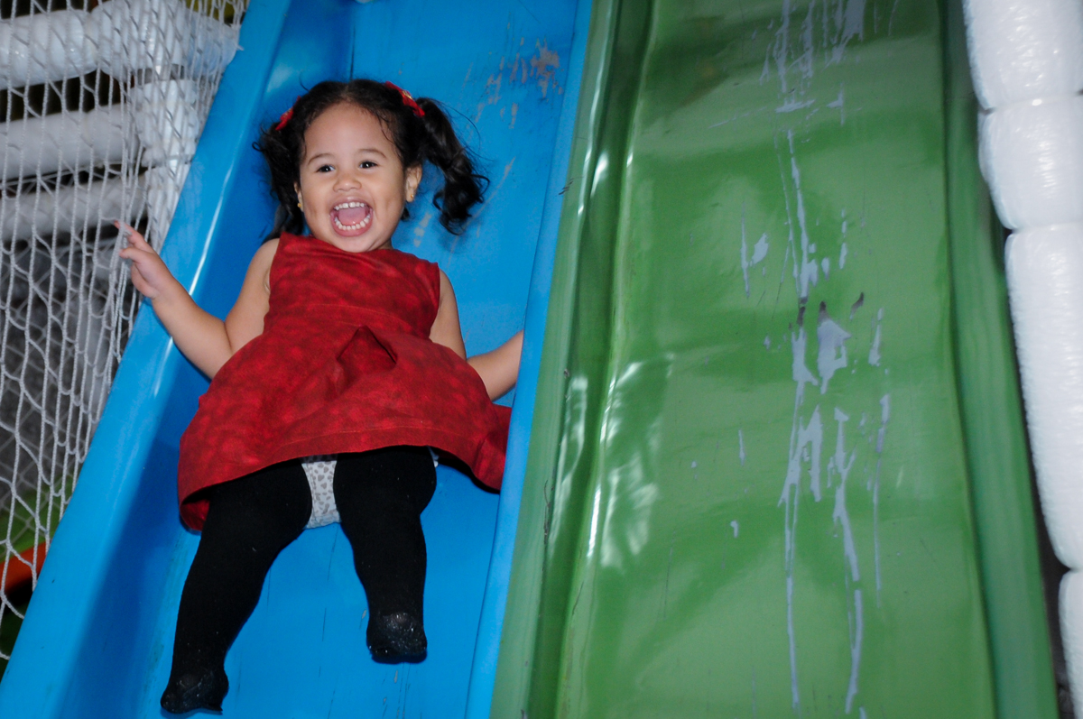 o escorregador do brinquedão está sempre cheio de crianças no buffet fábrica da alegria, osasco, sp