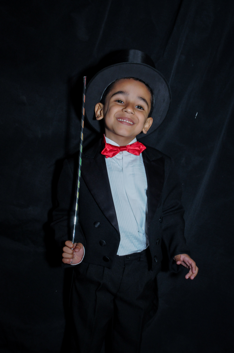 o aniversariante se veste de mágico no buffet fábrica da alegria, osasco, sp