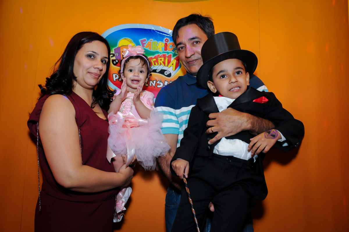 A família aguarda na máquina do parabéns no buffet fábrica da alegria, osasco, sp